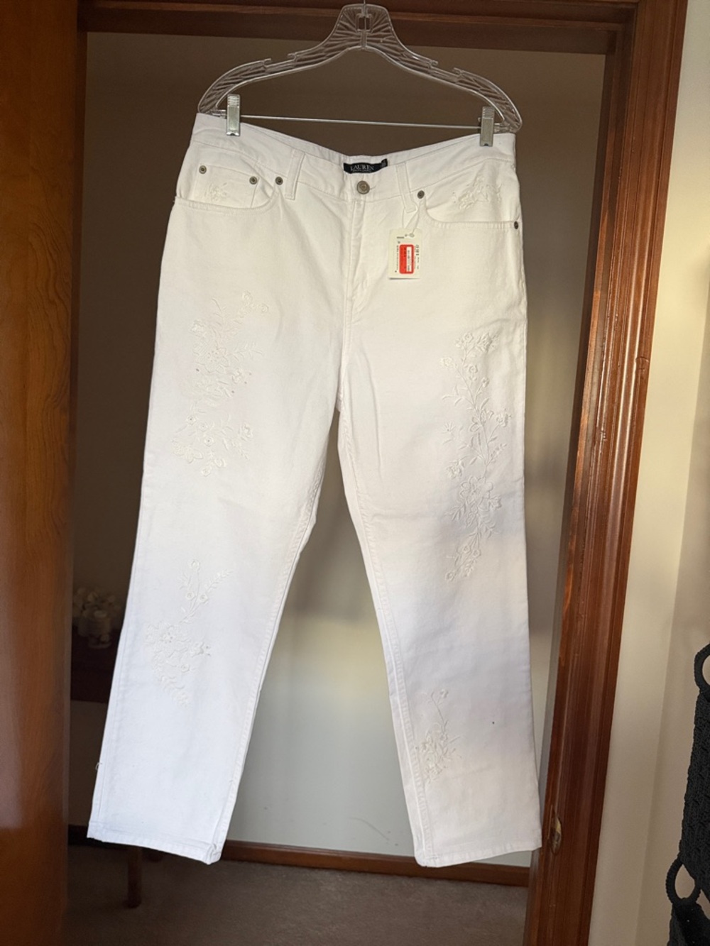 White Straight-Leg Women’s Jeans with Subtle Embroidery